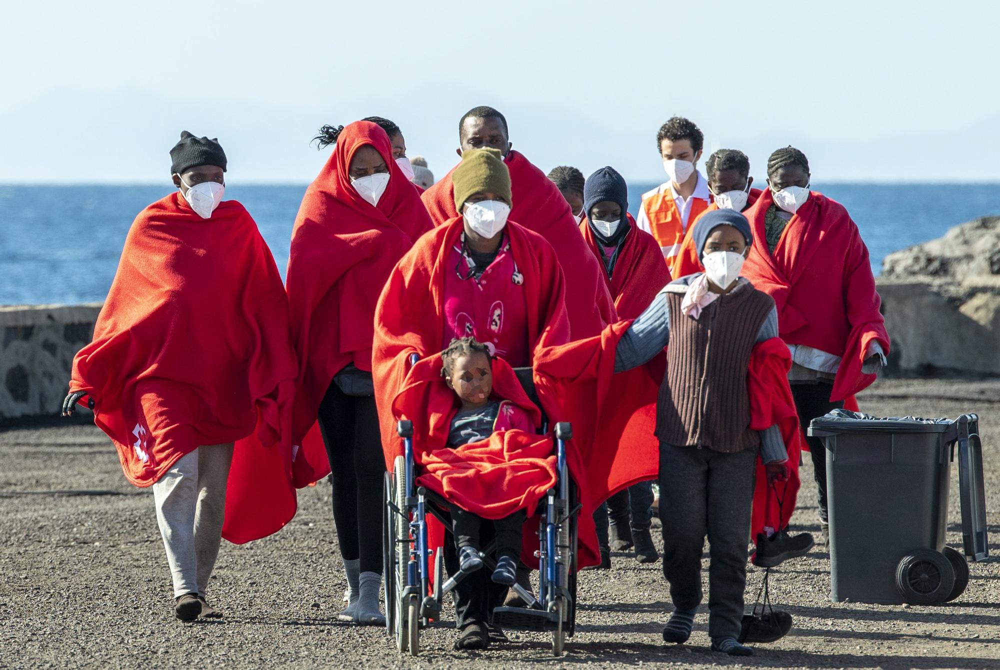 Cuatro bebés en la tercera patera rescatada este domingo en Lanzarote (8/01/2023)