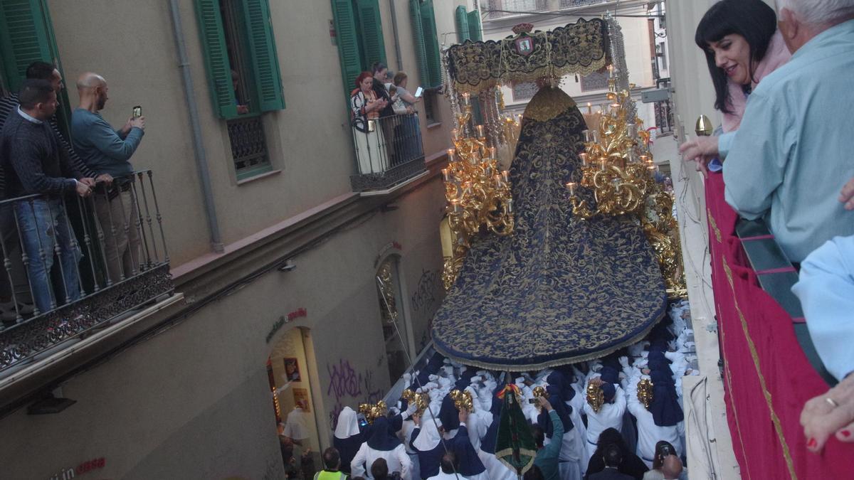 Salida del trono de la Virgen de la Paloma el Miércoles Santo de 2023