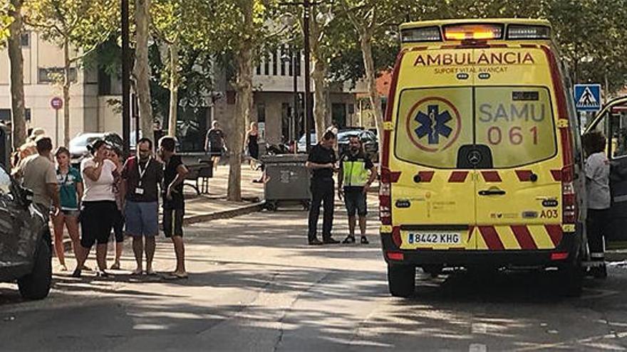 Una ambulancia en el lugar donde se halló a la bebé.