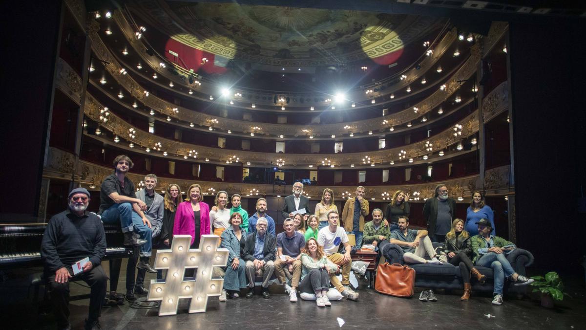 Organizadores y algunos de los artistas de los espectáculos de la próxima temporada del Teatre Principal, en el escenario.