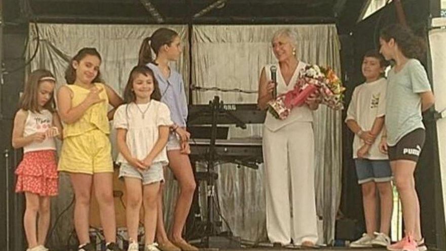 Loli Granda, durante el homenaje que le rindieron los vecinos de La Mata, tras su jubilación | R. C. V.