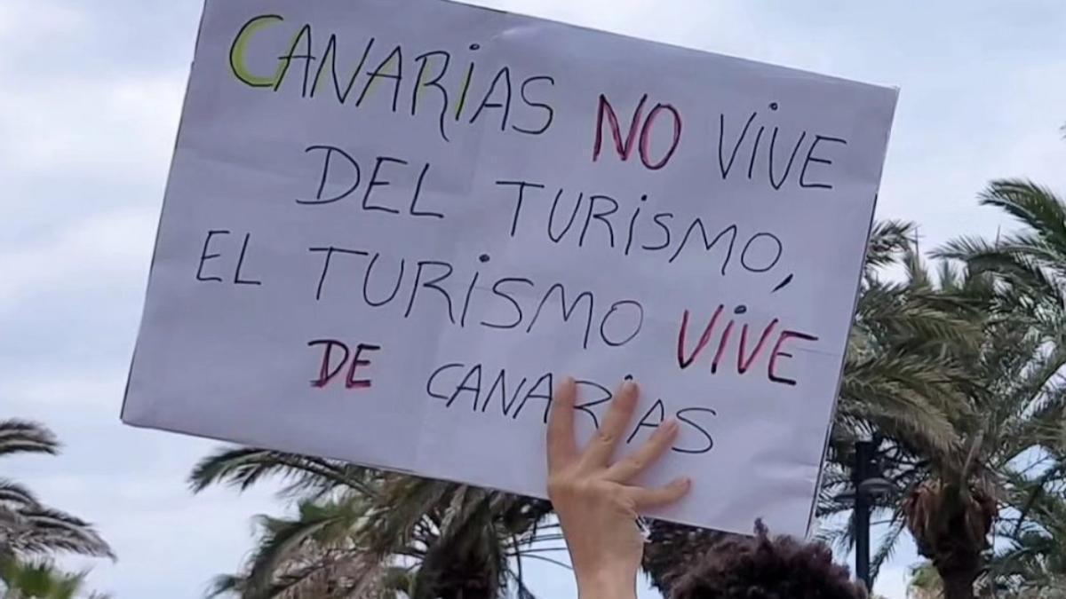 Uno de los carteles que pudo leerse en una manifestación en el sur de Tenerife contra el modelo turístico de Canarias.