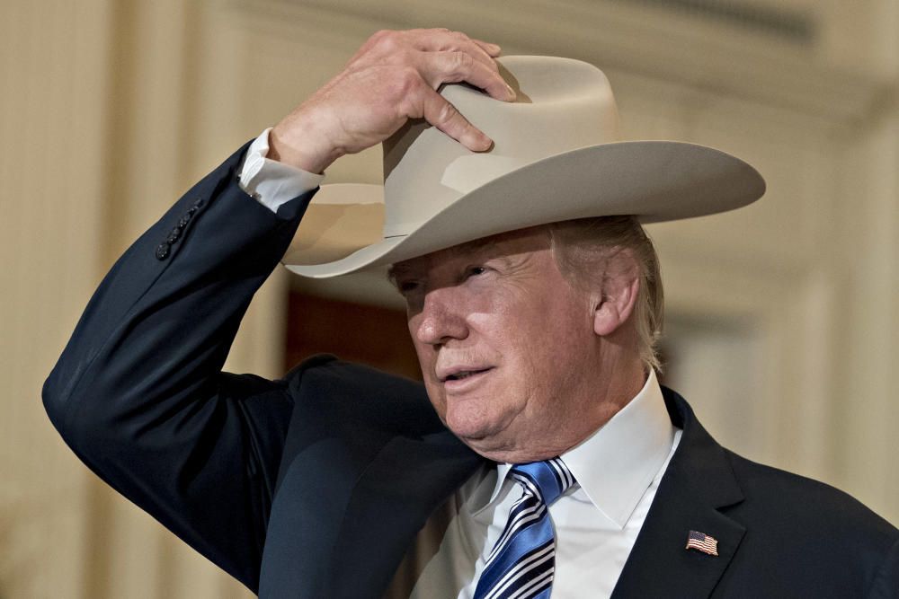 Trump no deja pasar ninguna ocasión para ser protagonista. En la imagen, con un sombrero vaquero. AFP-REUTERS