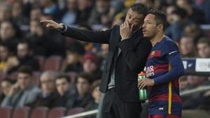 Luis Enrique da instrucciones a Adriano en el Camp Nou.