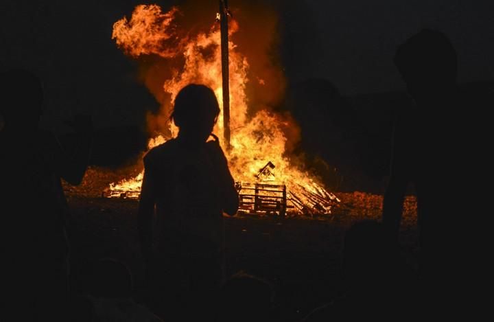 AGÜIMES A 23/06/2017. Asar piñas a la brasa con los amigos, arrojar sal a las hogueras, perdir nuevos deseos y desprendernos de lo malo, saltar sobre las brasas, son alguna sde las costumbres que se reviven en Las Charcas, Agüimes. FOTO: J.PÉREZ CURBELO