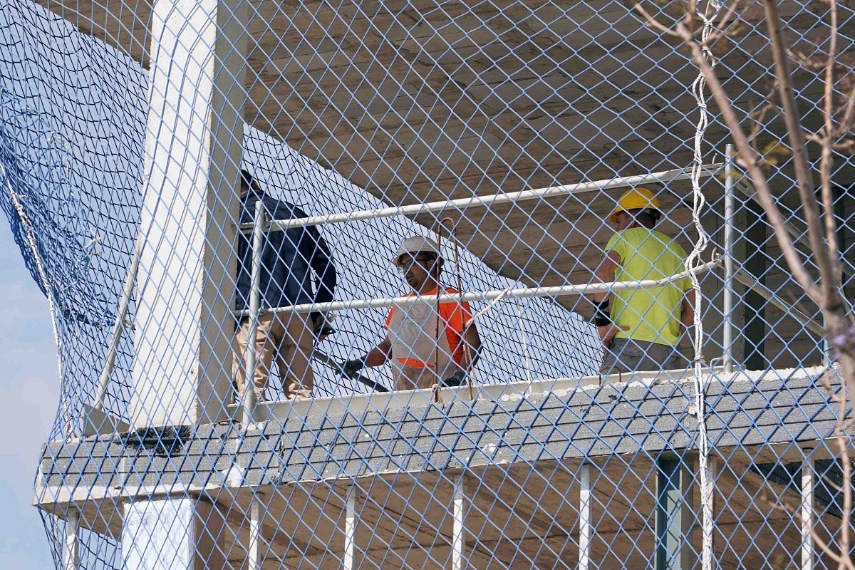 Albañiles durante su jornada de trabajo en una construcción de viviendas en Málaga.