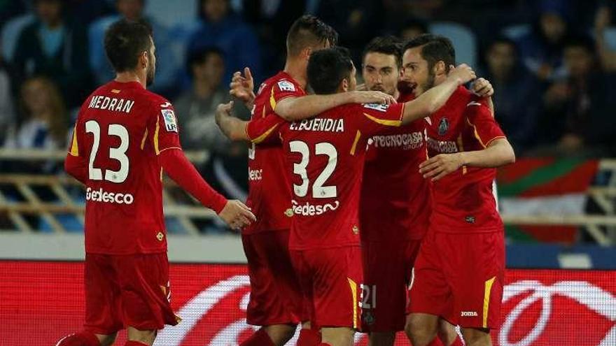 Los jugadores del Getafe celebran su primer gol en Anoeta. // Efe