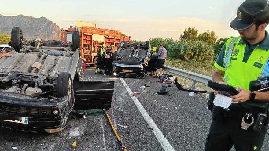 Las imágenes del accidente en la AP-7 en Ondara con dos heridos graves: un padre y su hija, de 21 años