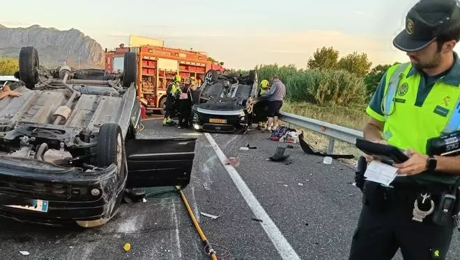 Las imágenes del accidente en la AP-7 en Ondara con dos heridos graves: un padre y su hija de 21 años