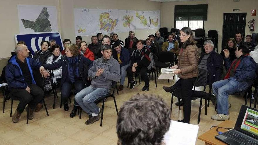 Alrededor de 30 socios de Cobideza acudieron a la jornada sobre seguros agrarios que tuvo lugar en la sede de la cooperativa, en Cercio. // Bernabé/Javier Lalín