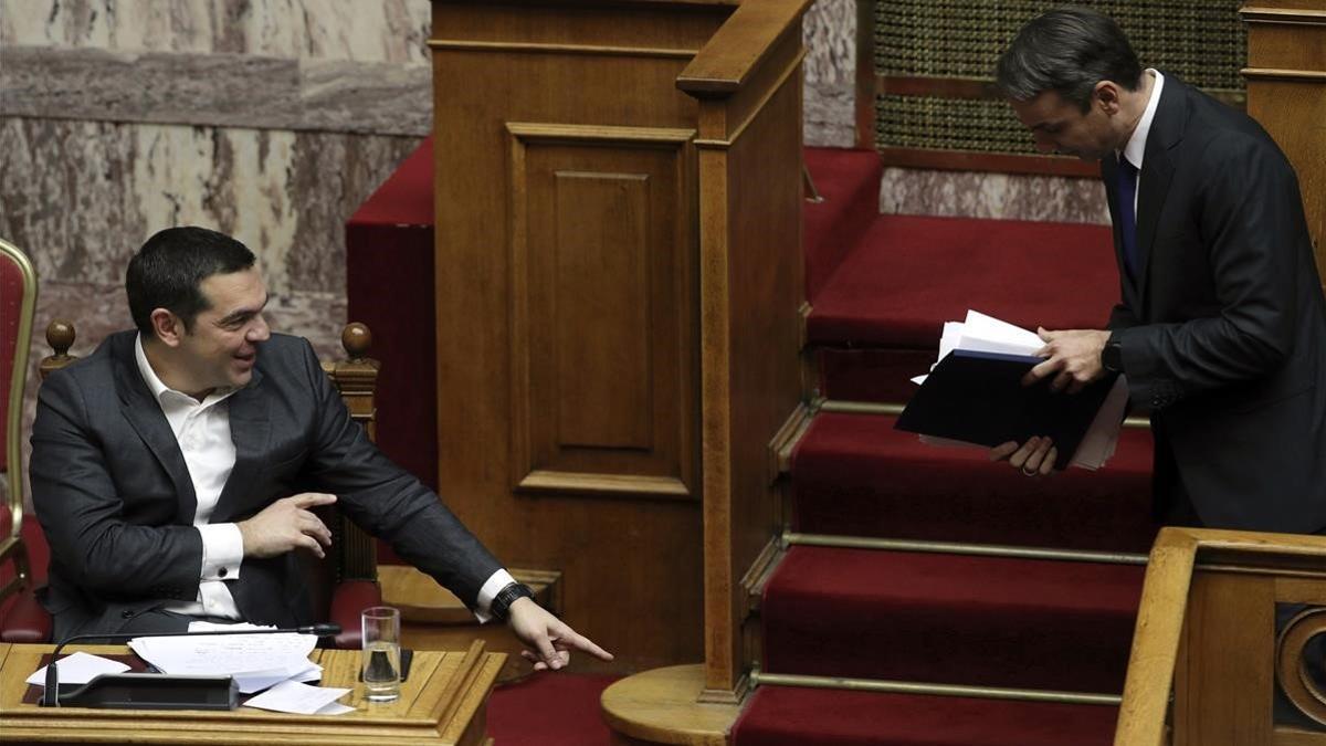 Tsipras, junto a Mitsokakis, líder de Nueva Democracia, en el Parlamento.
