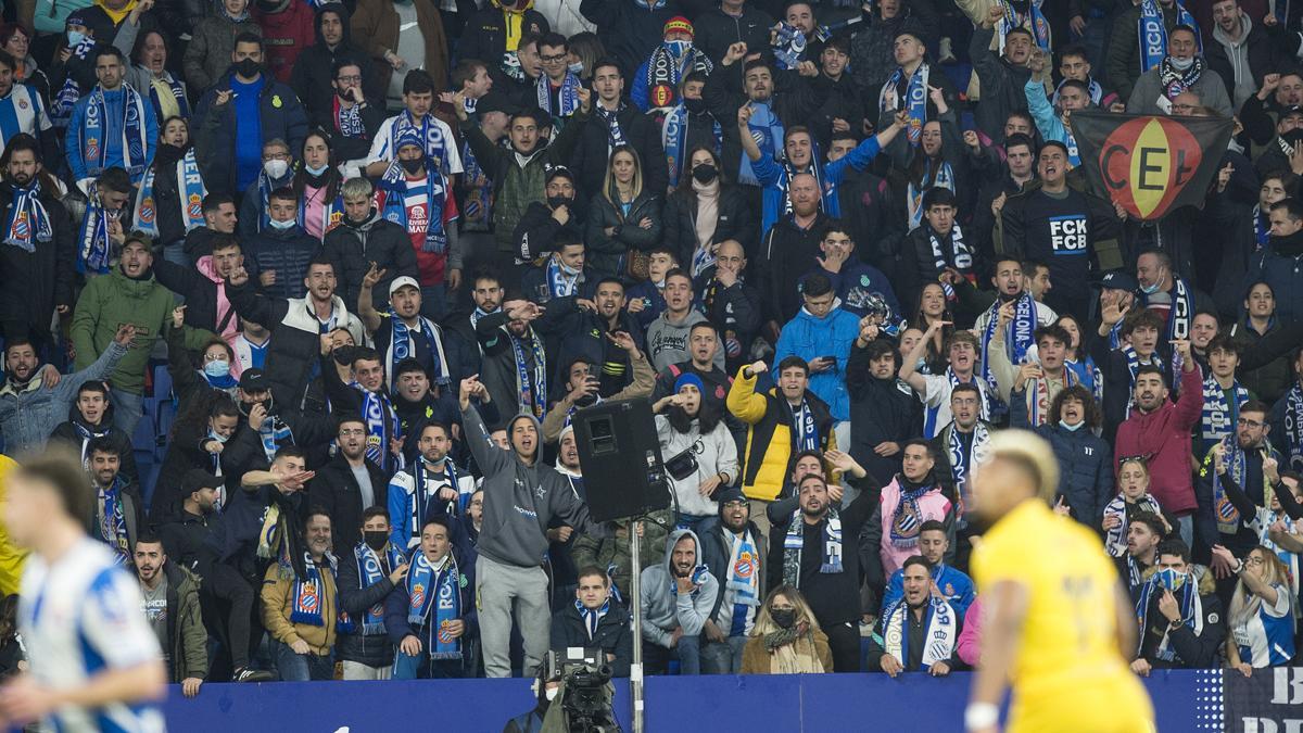 La grada perica durante el partido de liga entre el RCD Espanyol y el FC Barcelona