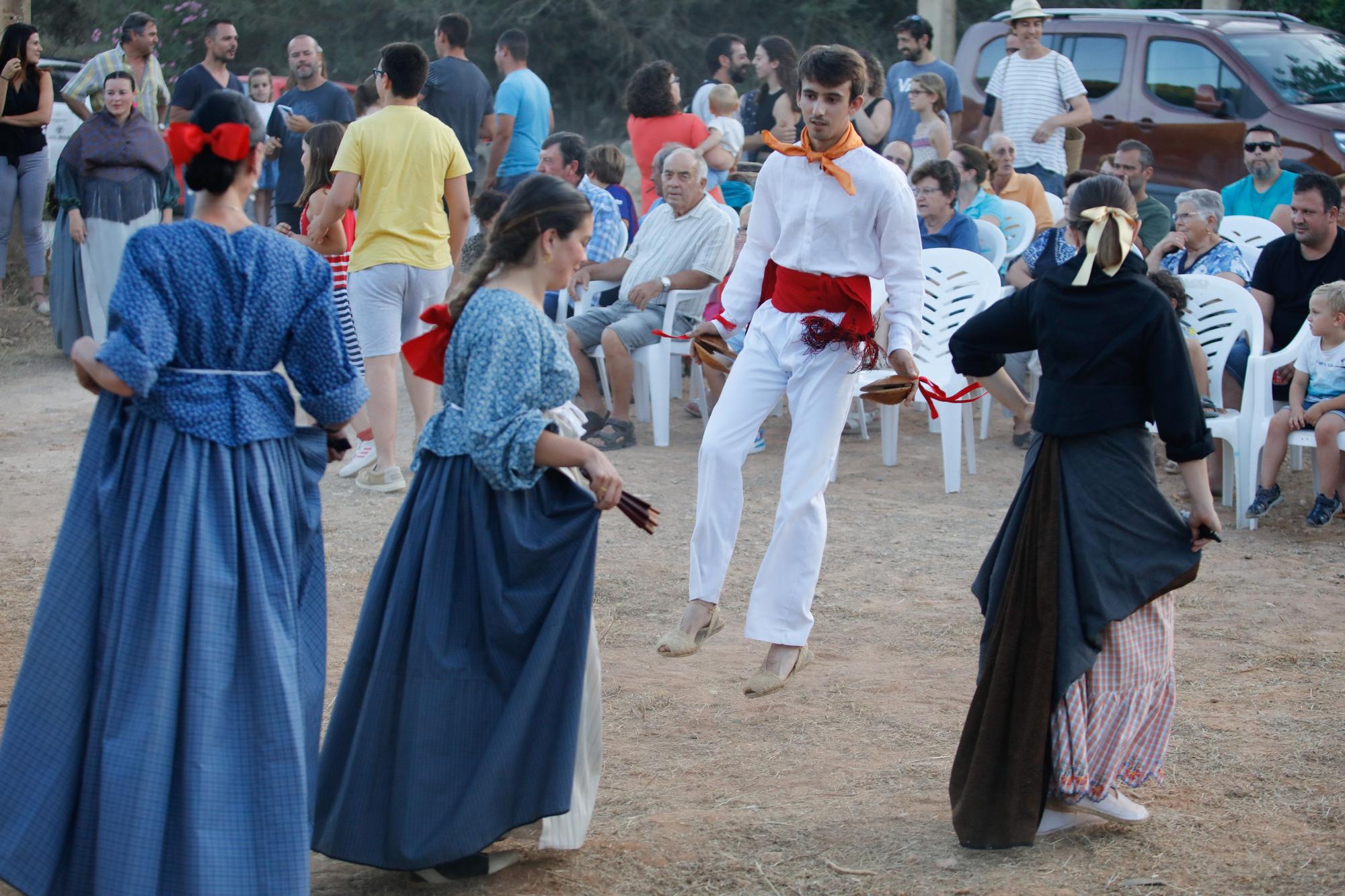 Las imágenes de la 'ballada' popular en el Pou des Escarabats, en Buscastell.