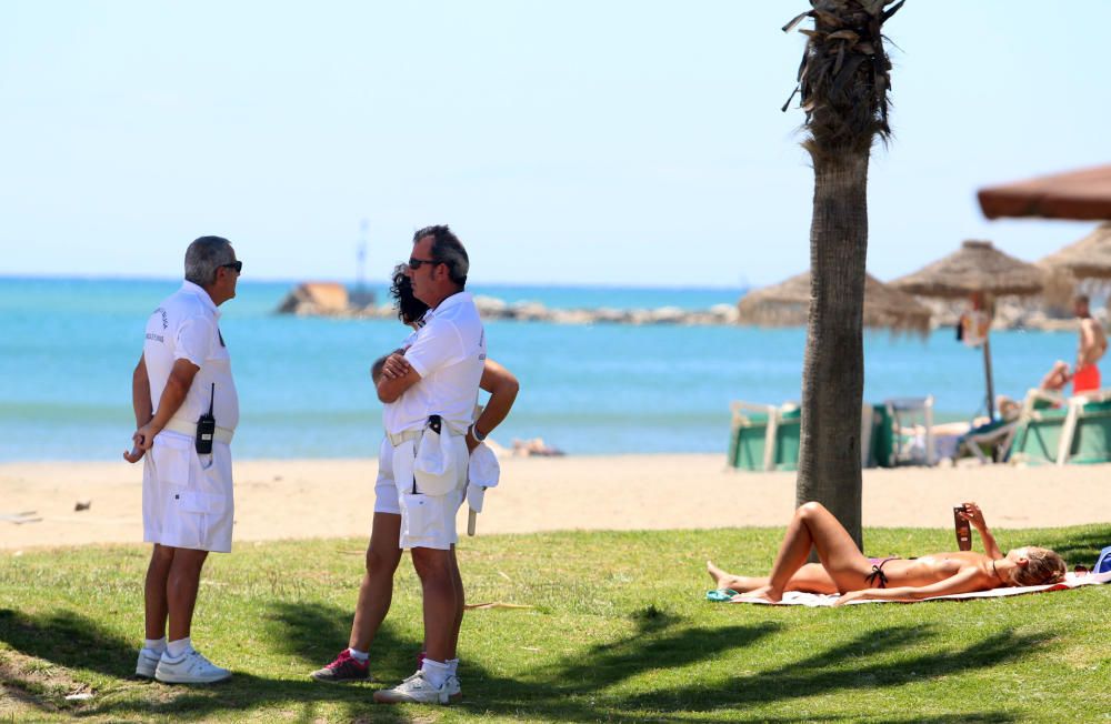 Comienzan las labores de limpieza de las playas de Málaga capital antes del inicio de la temporada de verano