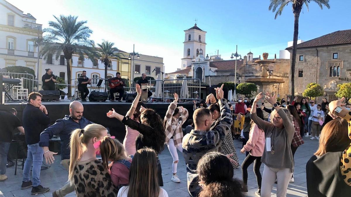 Bailes durante la actuación del grupo Al son del cajón, el sábado pasado en la plaza de España.