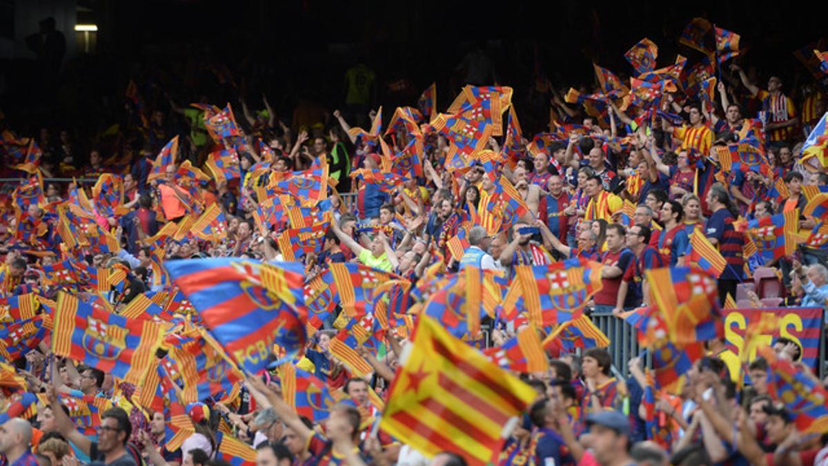 La afición del Barça, en la grada del Camp Nou antes del inicio del partido contra el Athletic.