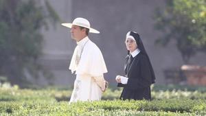 Jude Law, como Pío XIII, y Diane Keaton, como Sor María, en una escena de ’The young Pope’.