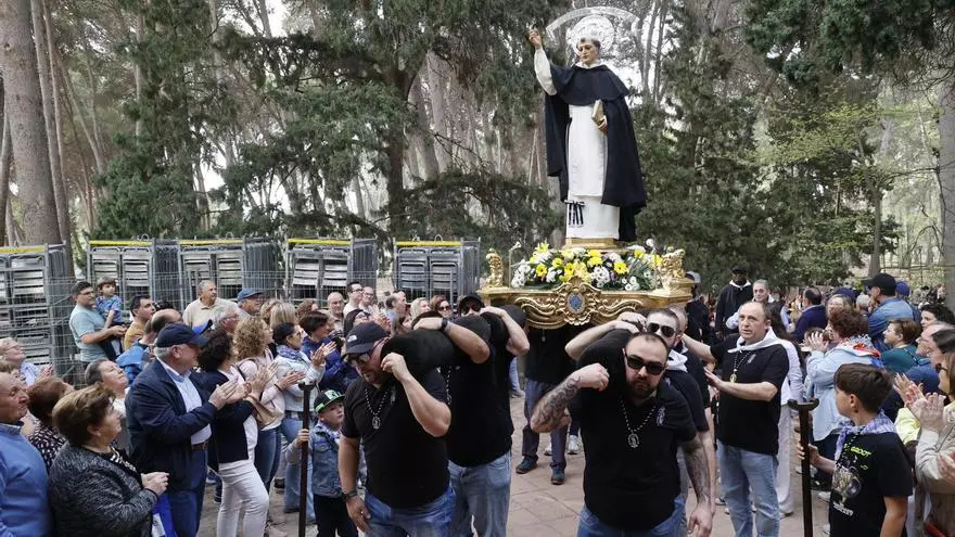 Sant Vicent vuelve a la ermita parroquial de Llíria tras las rogativa