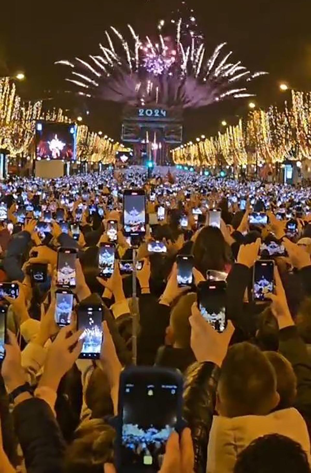 Celebración del Año Nuevo 2024 en París