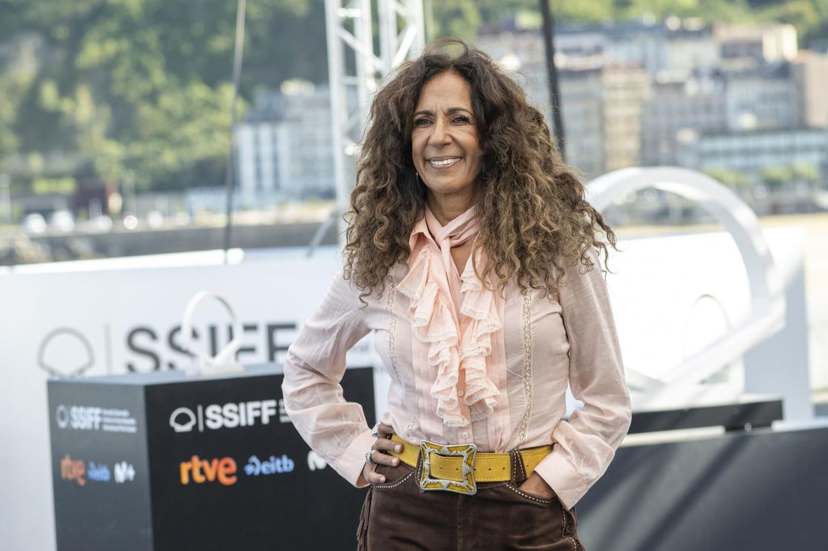 La cantante Rosario Flores posa en el photocall previo a la rueda de prensa de la película 'Flores para Antonio'.