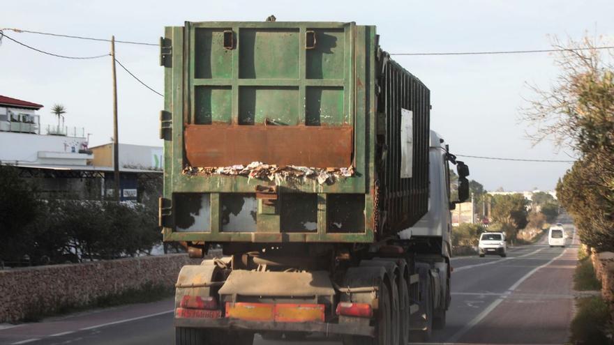 Un camión del servicio de recogida de residuos, en una carretera de la isla.