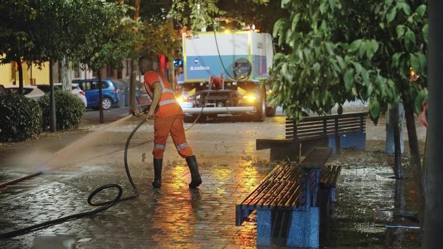 Sadeco ensaya en Córdoba un plan nocturno de baldeo y limpieza para eliminar manchas y malos olores de las calles
