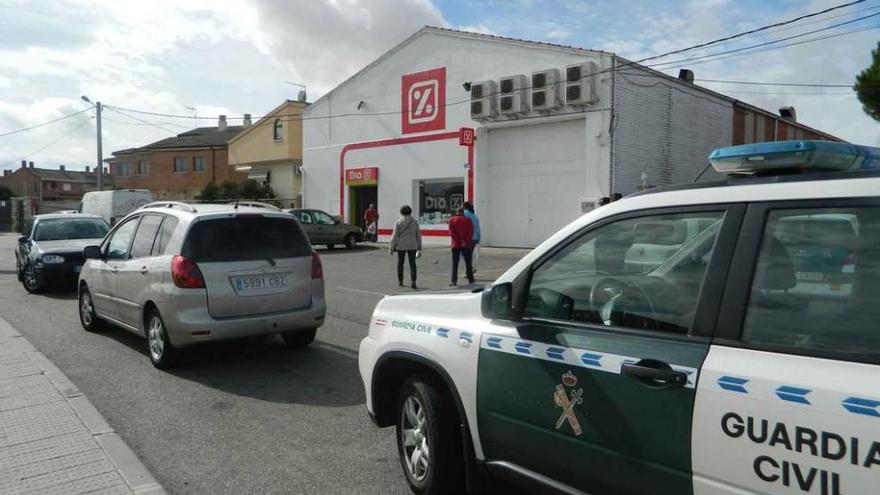 Coches de la Guardia Civil y varias personas, ayer por la mañana en el lugar de la agresión en Morales del Vino.