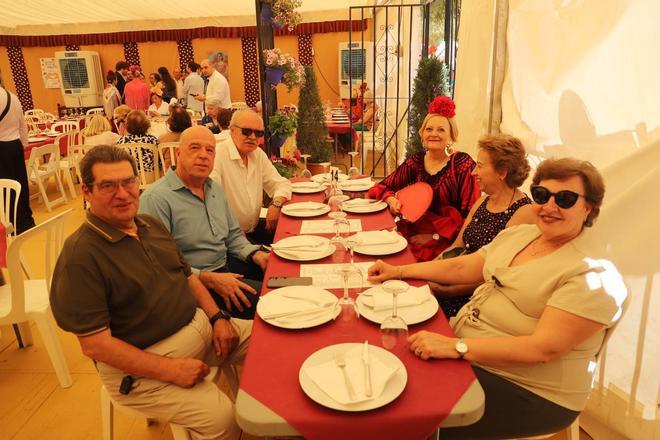 Amigos en El Arenal el domingo de Feria