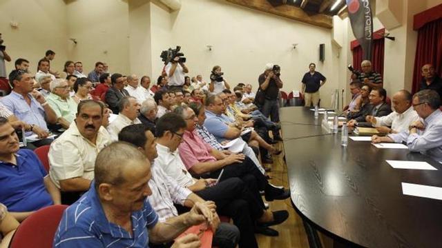 Presidentes de agrupación, delegados de sector, directivos de JCF y los consellers Castellano y Johnson, ayer en la  sala de plenos de la sede de la Junta Central Fallera.