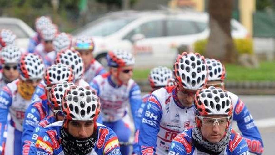 Los ciclistas del Froiz, durante un entrenamiento. // Gustavo Santos