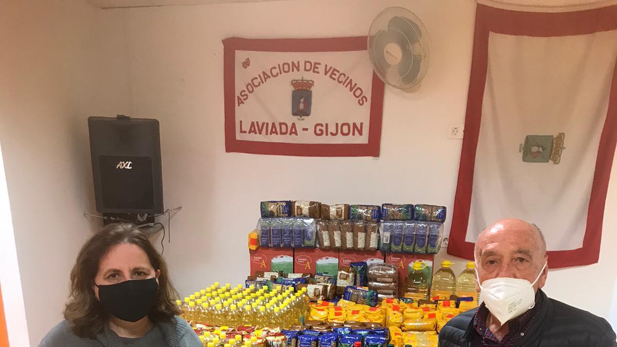 Cristina Avella y Florencio Martín, con la donación.