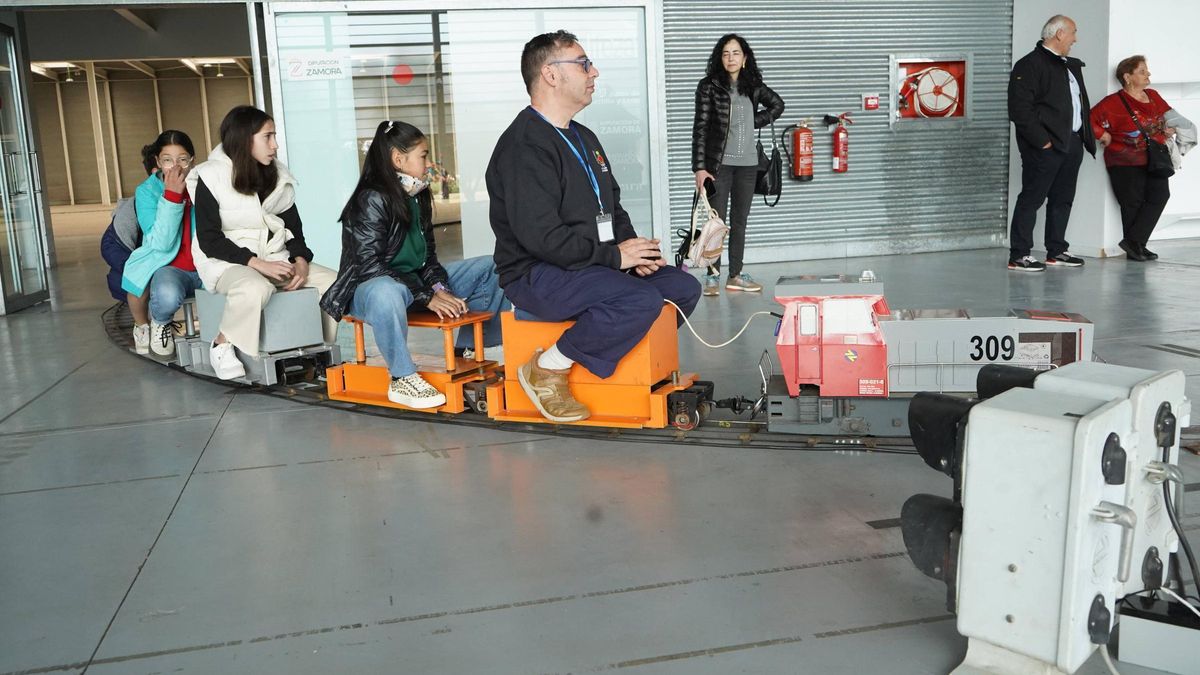 "¡Pasajeros al trenecito!": Así se mueve el ferrocarril en miniatura por Zamora