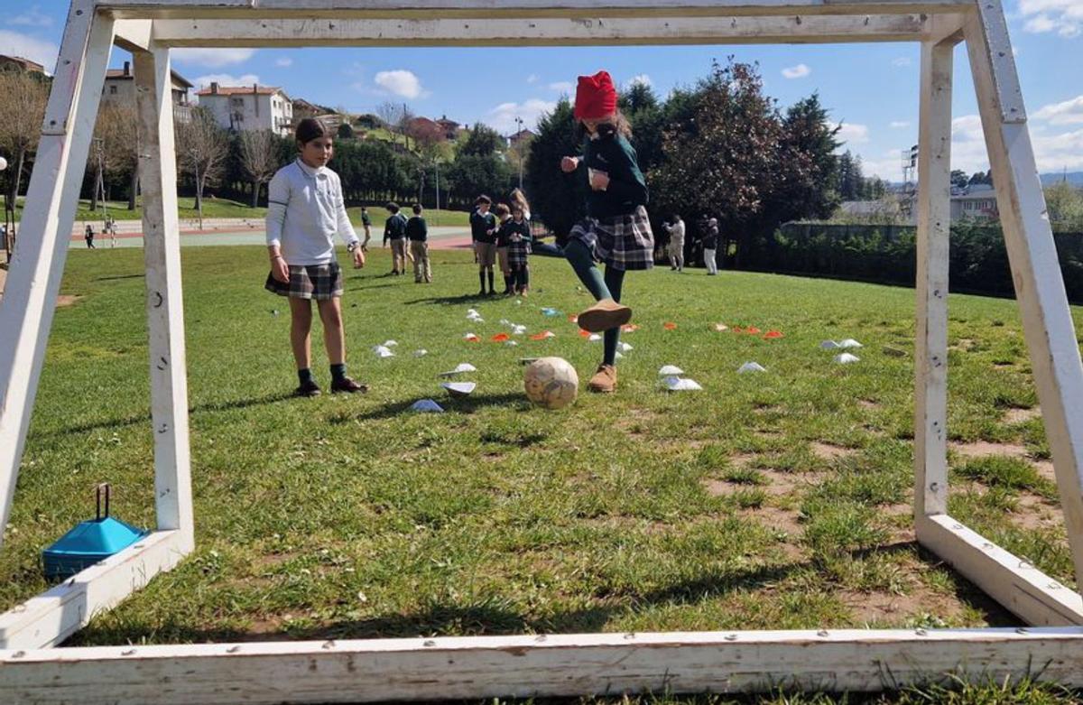Un alumno practica esgrima histórica.
