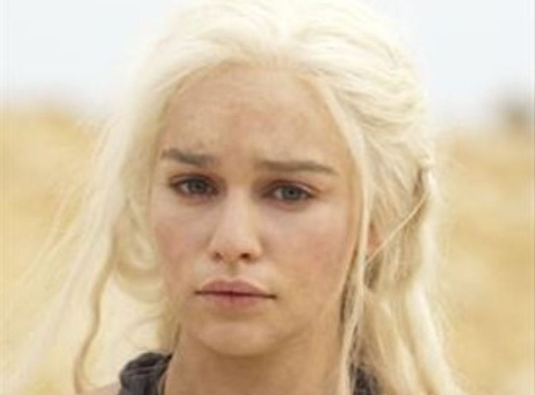 Emilia Clarke en juego de tronos