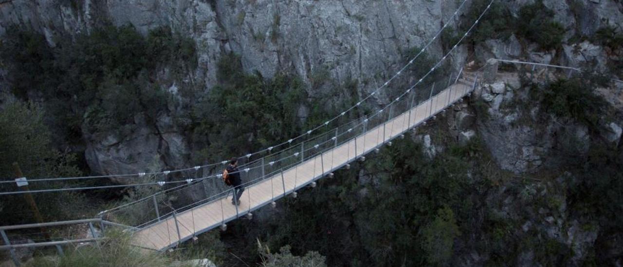 Chulilla cierra uno de los puentes de su ruta senderista tras sufrir un sabotaje