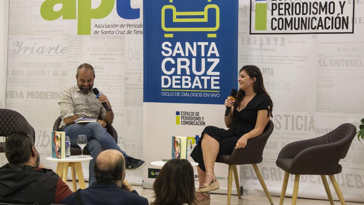 Verónica Pavés en la presentación de su libro.