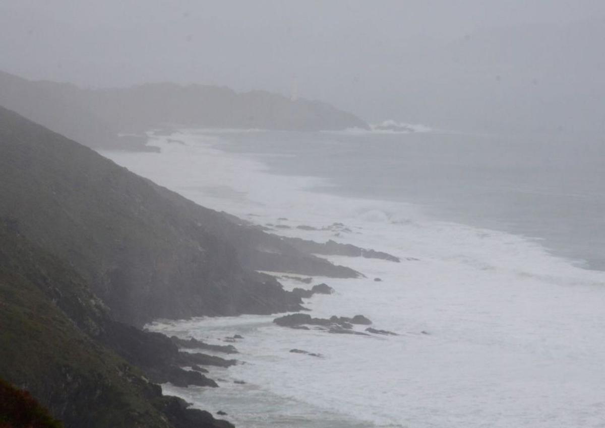 A Costa de A Vela soporta el temporal.   | // G.NÚÑEZ