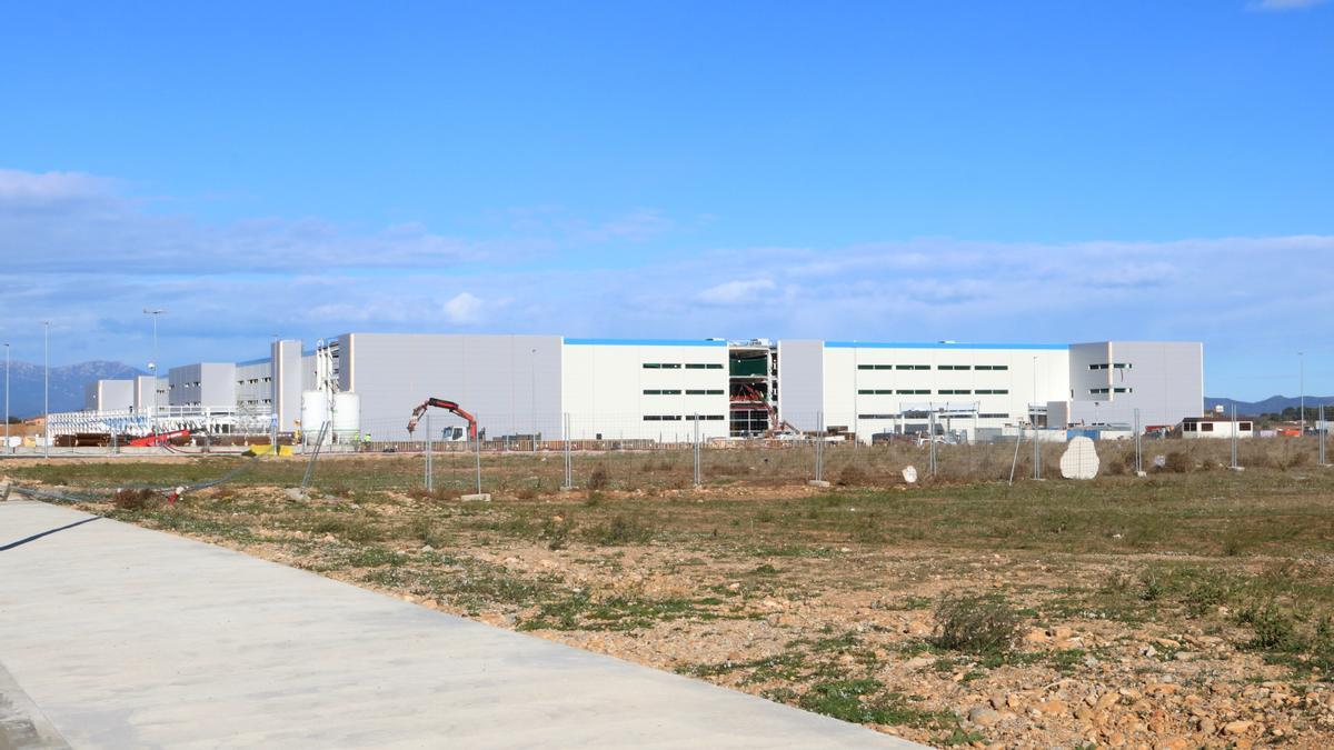 Pla general de la planta que Amazon està aixecant al Logis Empordà.