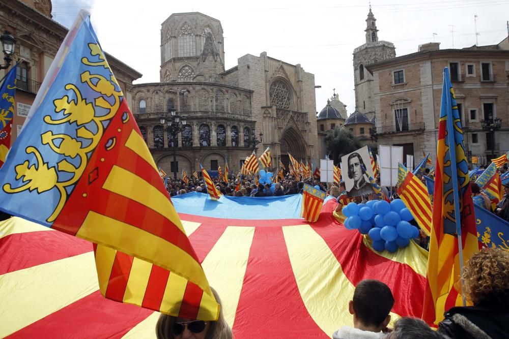 Concentración contra la AVL y en defensa de las Normes del Puig