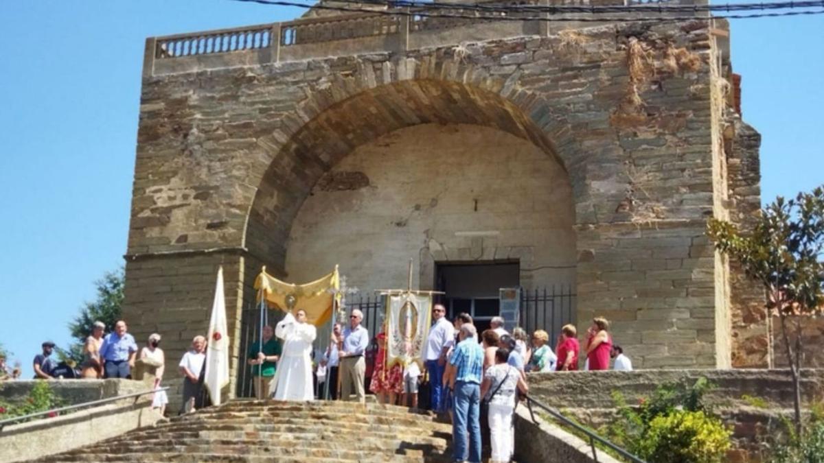 Procesión en honor a la patrona, en Quiruelas de Vidriales. | E. P.