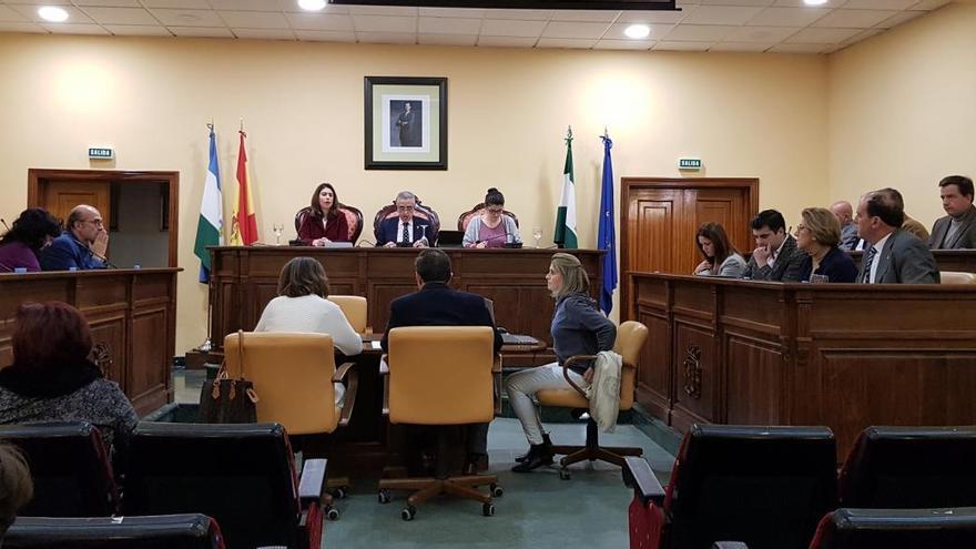 El PSOE e IU sacan adelante en Lucena una moción contra el cierre de 13 oficinas liquidadoras