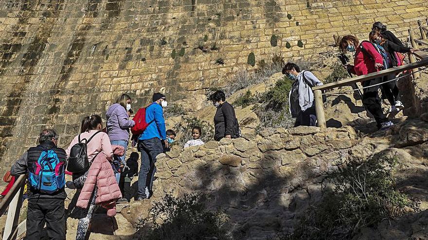 Concentración de gente en varios puntos del sendero. |