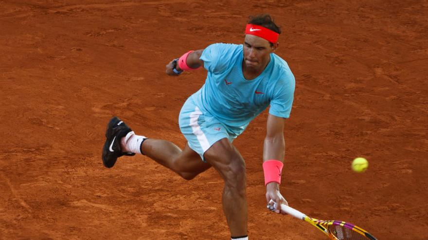 El tenista Rafa Nadal devuelve una bola en Roland Garros.