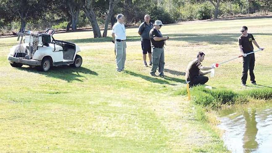 Agentes de Medio Ambiente inspeccionando el campo de golf.