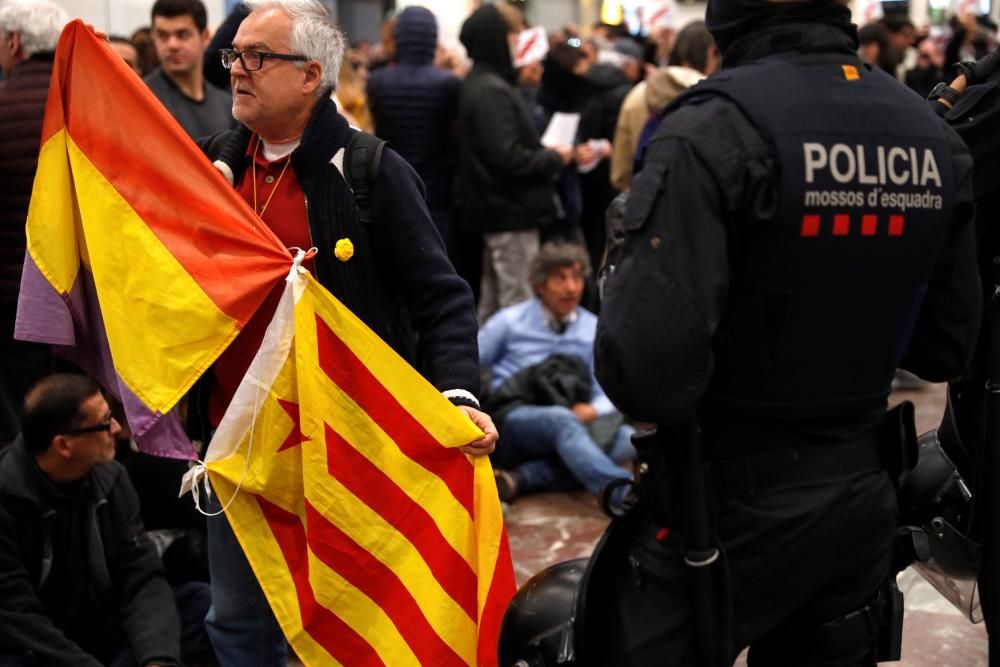 Protesta de los CDR en la estación de Sants