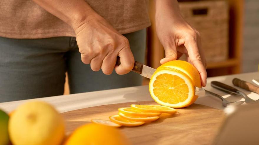 Coneix els avantatges de posar les taronges al microones: un truc viral que tothom està fent servir