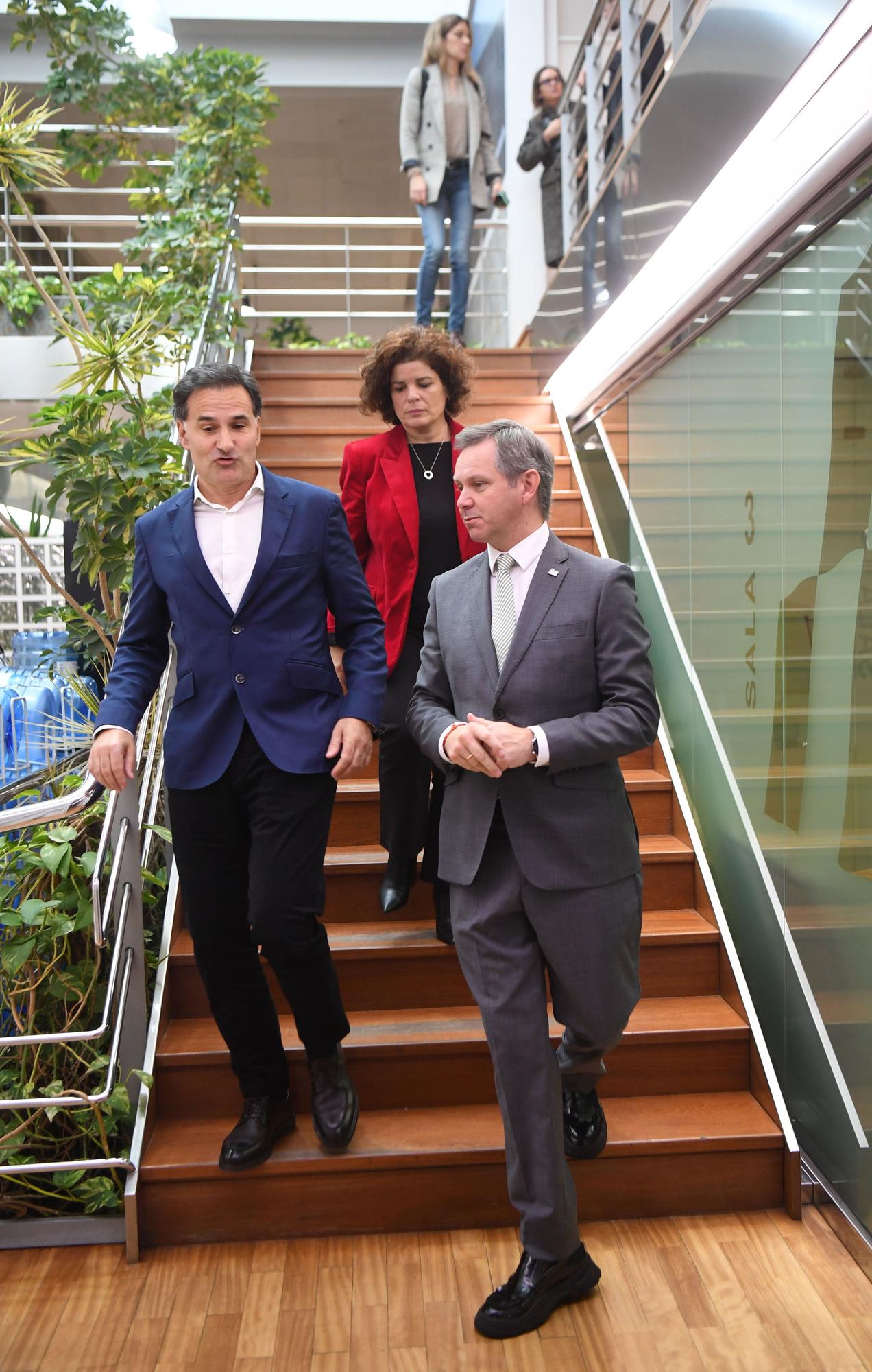 El delegado y la subdelegada del Gobierno visitan la sede de Aluman en Arteixo