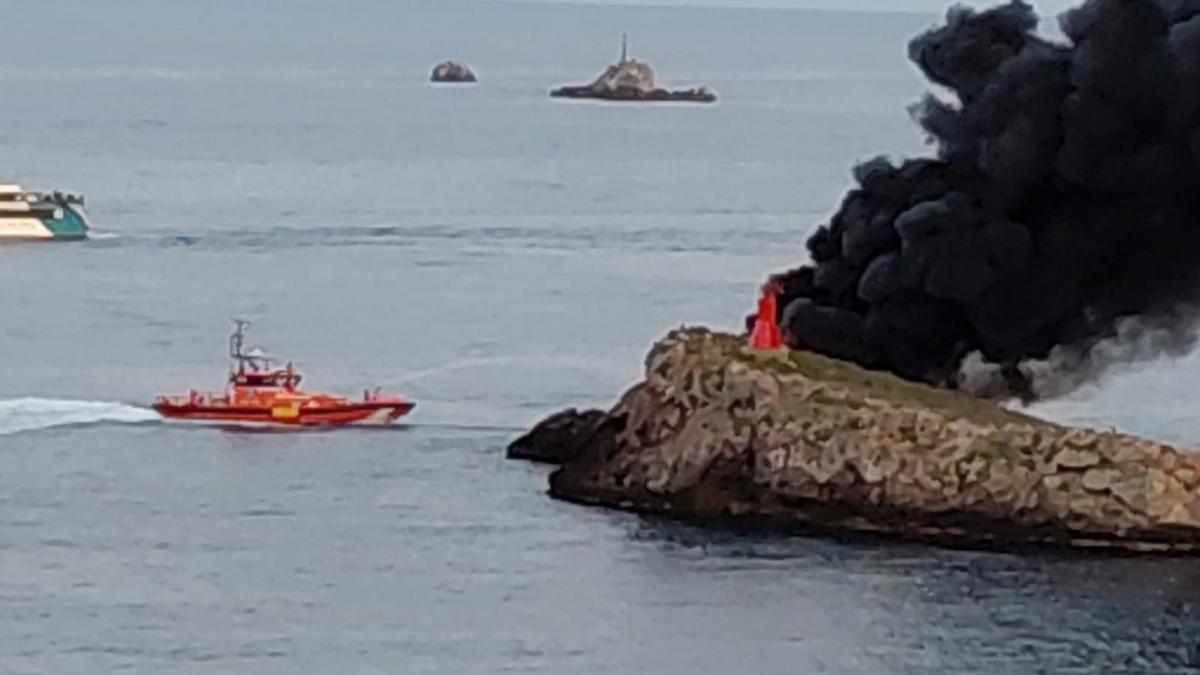 Incendio de una lancha cerca de s'Illa Negra, en el puerto de Ibiza.