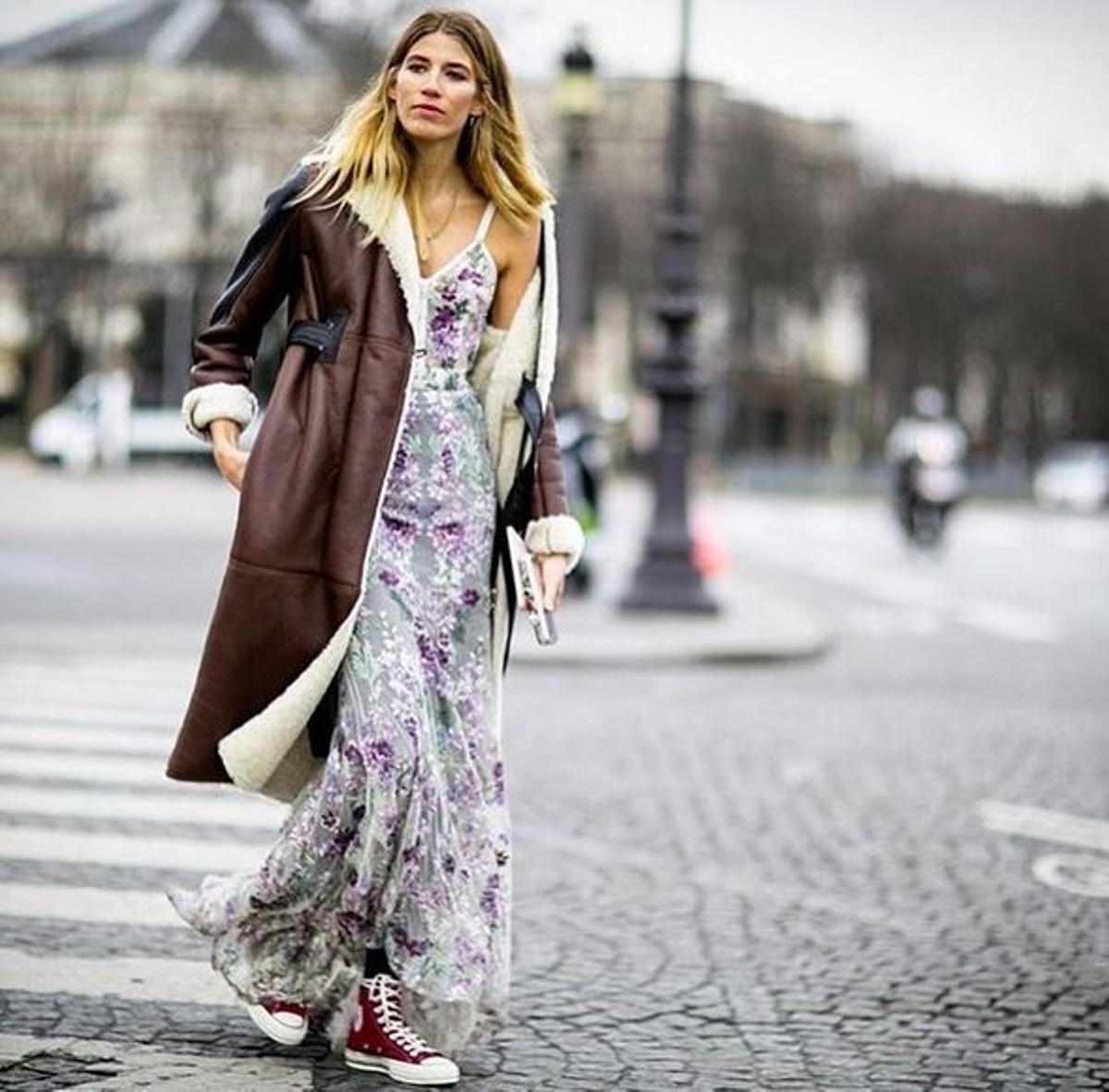 Vestido de flores y deportivas