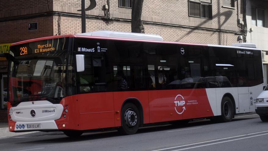 Un autobús de la empresa gallega concesionaria del transporte de pedanías de Murcia. | L.O.